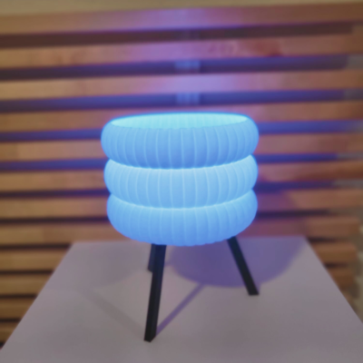 Mesa de lámpara Nimbus LED con base de trípode y luz RGB ajustable