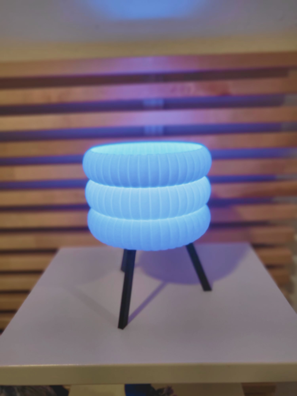 Mesa de lámpara Nimbus LED con base de trípode y luz RGB ajustable