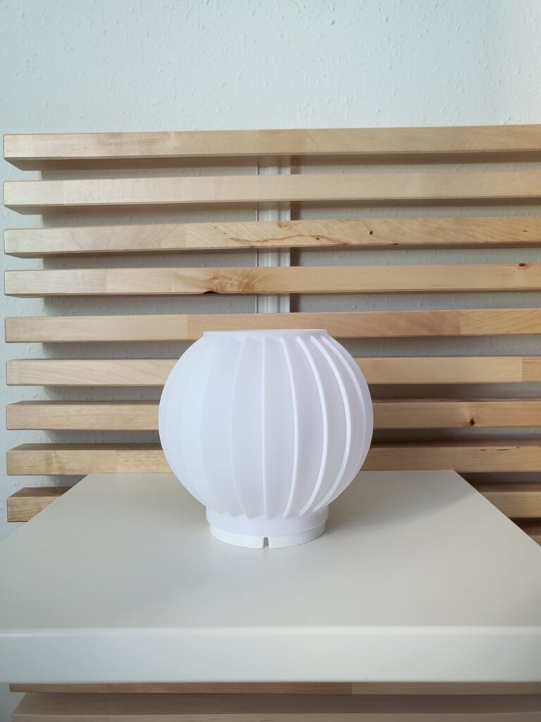 Lámpara de mesa moderna con diseño minimalista, perfecta para iluminar y decorar cualquier espacio con elegancia.