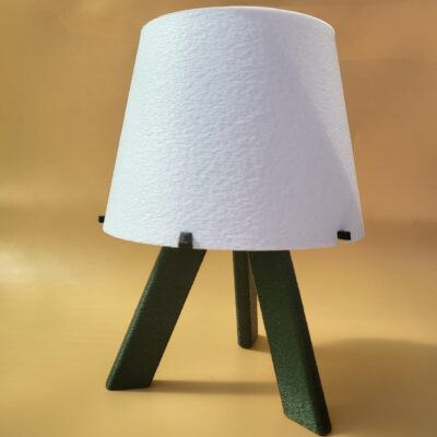 Lámpara de mesa Triada con base verde y pantalla blanca, diseño minimalista para decoración de hogar.