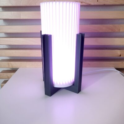 Lámpara de mesa moderna Lira con base negra y luz RGB regulable, ideal para decoración de salón y mesita de noche.