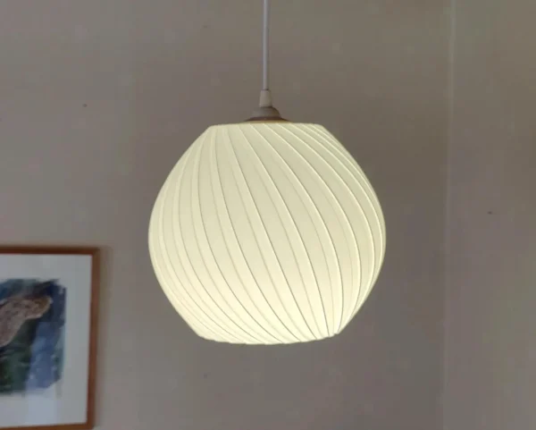 lámpara de techo moderna y decorativa colgada en interior minimalista
